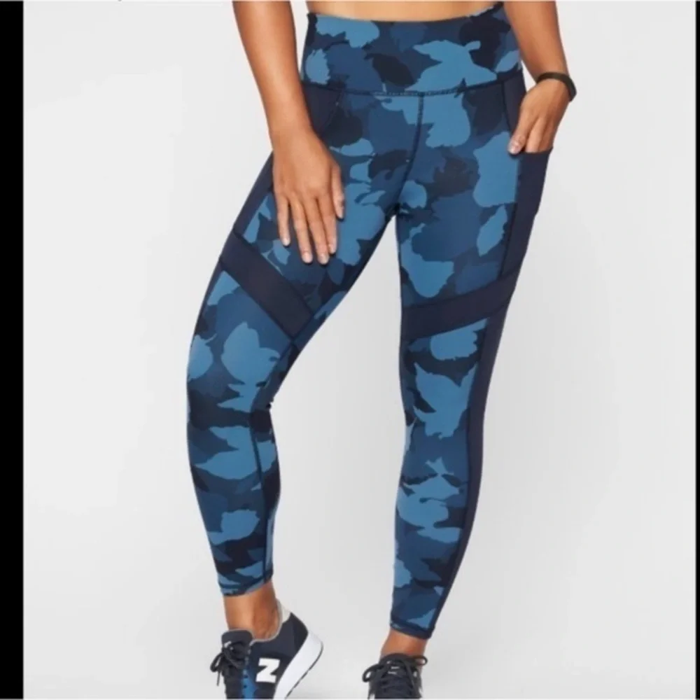 Athleta All In Camo 7/8 Tight Pant -‎ S